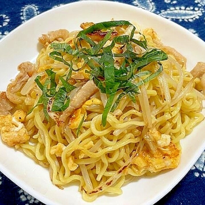 パッタイ風 鶏皮と玉子ともやしの焼きそば